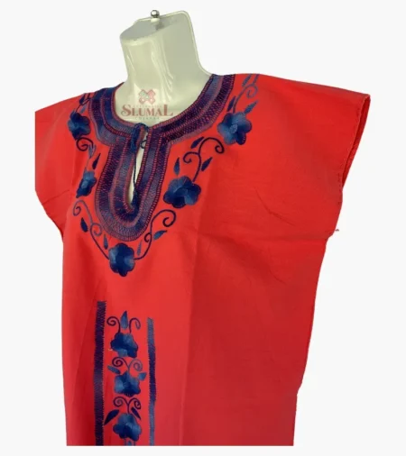 Blusón artesanal de Chamula bordado a mano con flores, cuello y frontal inferior